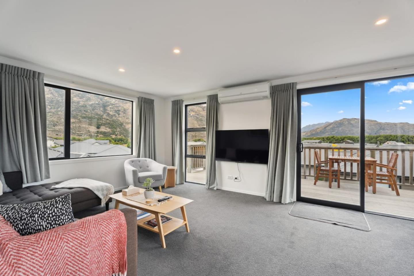 Modern Apartment With Coronet & Remarkables Views Куийнстаун Екстериор снимка