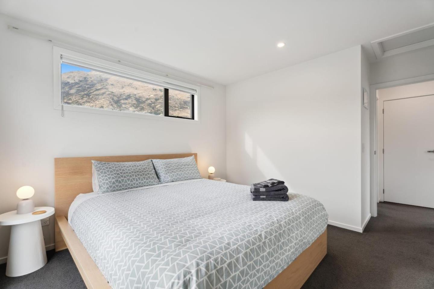 Modern Apartment With Coronet & Remarkables Views Куийнстаун Екстериор снимка