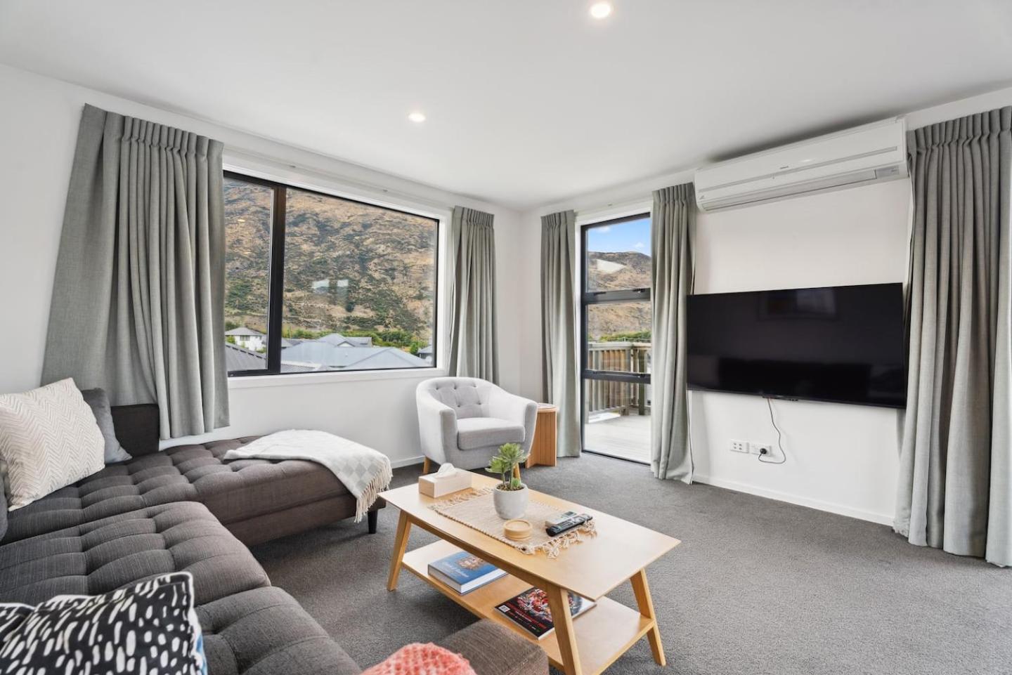 Modern Apartment With Coronet & Remarkables Views Куийнстаун Екстериор снимка